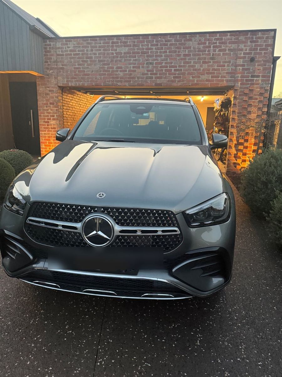 Freshly hand-washed Mercedes-Benz, front view